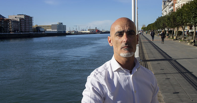 manu alonso abogado foto en las arenas getxo